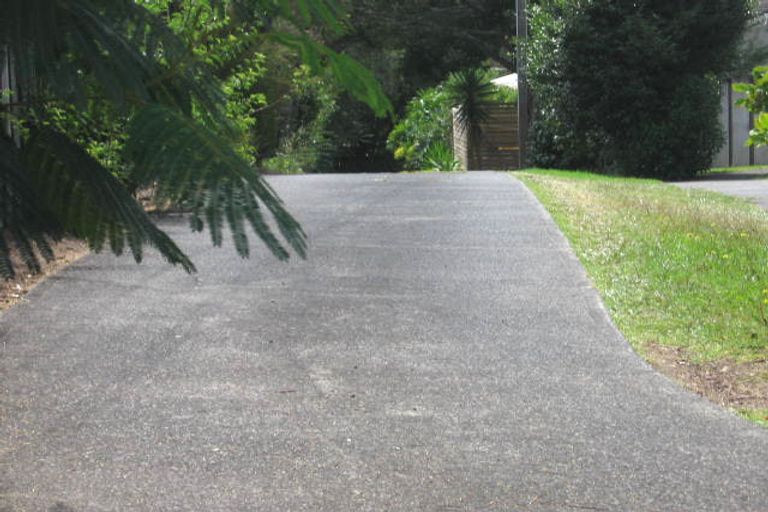 Photo of property in 2/307 Wairau Road, Totara Vale, Auckland, 0627