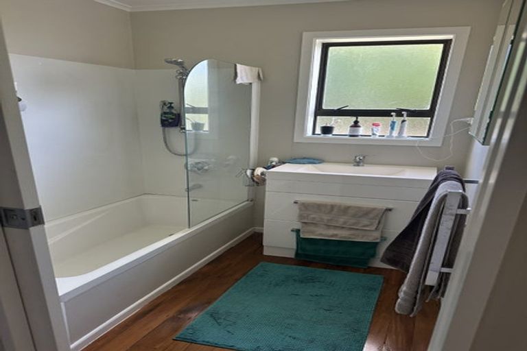 Photo of property in 5 Edgerton Road, Te Atatu Peninsula, Auckland, 0610