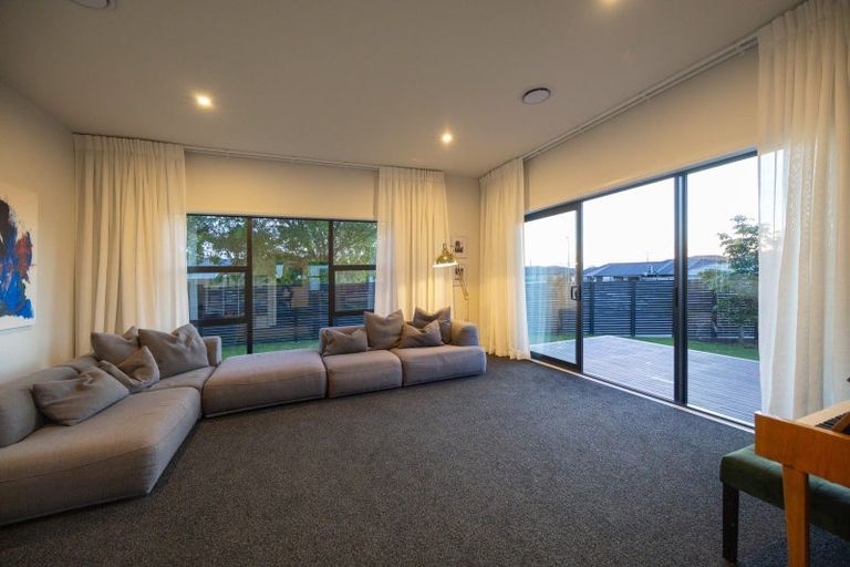 Photo of property in 14 Monaco Grove, Fitzherbert, Palmerston North, 4410