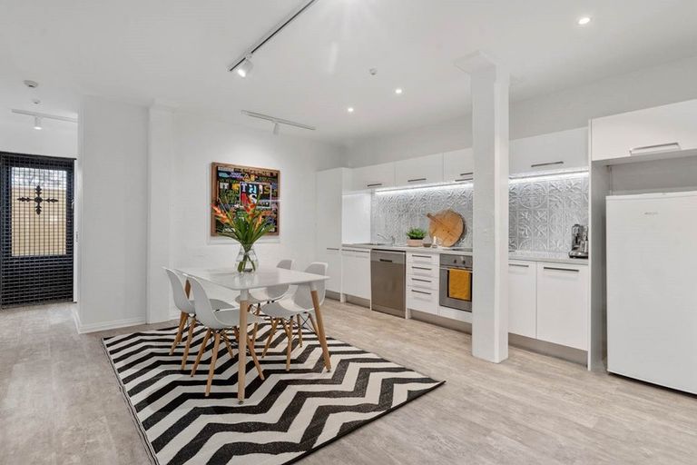 Photo of property in 2/25a Lake Road, Devonport, Auckland, 0624