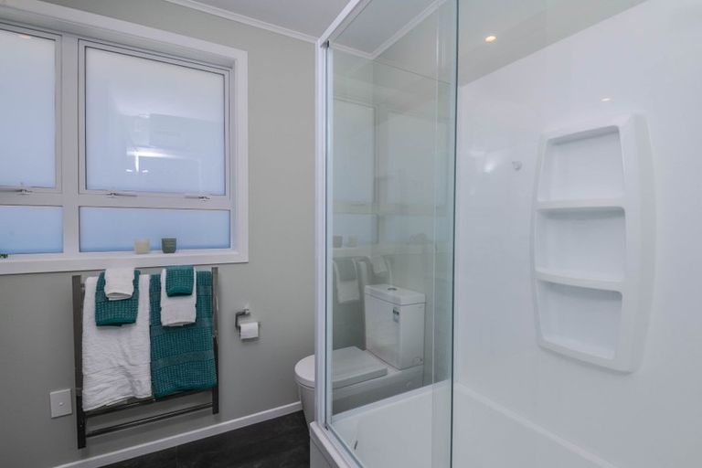 Photo of property in 58 Catherine Crescent, Paparangi, Wellington, 6037