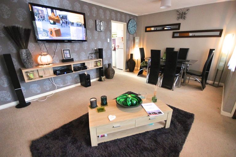 Photo of property in 35 Oram Drive, Turitea, Palmerston North, 4472