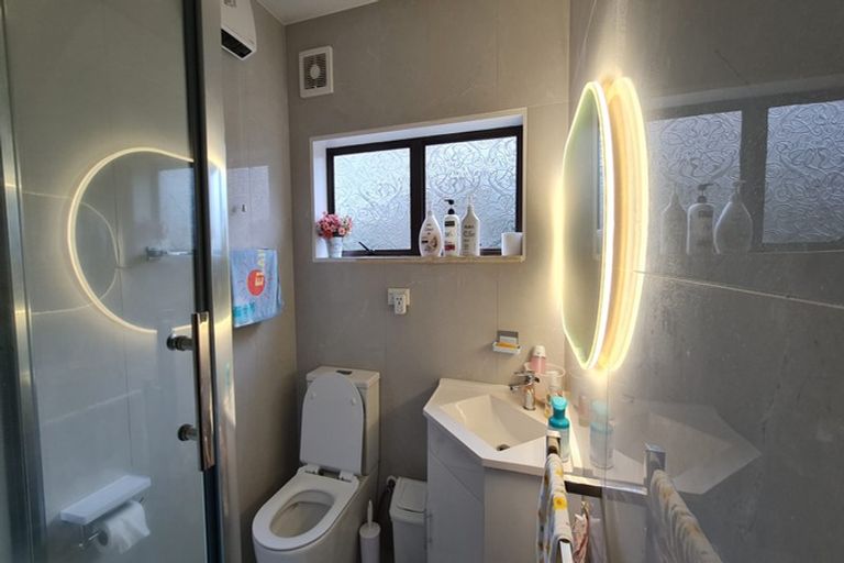 Photo of property in 1 Sunrise Lane, Te Atatu South, Auckland, 0610