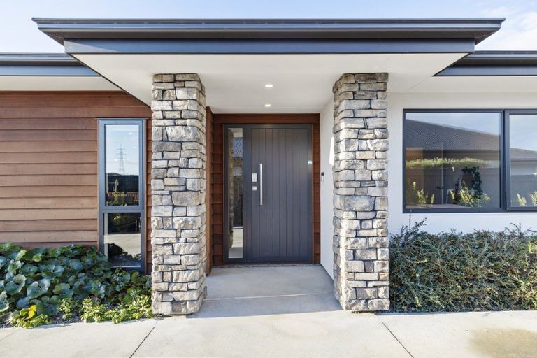 Photo of property in 32 Atlantic Drive, Fitzherbert, Palmerston North, 4410