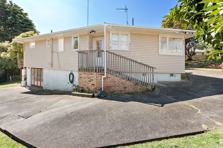 Photo of property in 2 Lucknow Place, Blockhouse Bay, Auckland, 0600