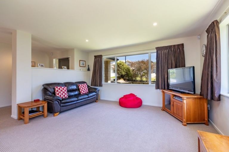 Photo of property in 12 Tararua Close, Aotea, Porirua, 5024