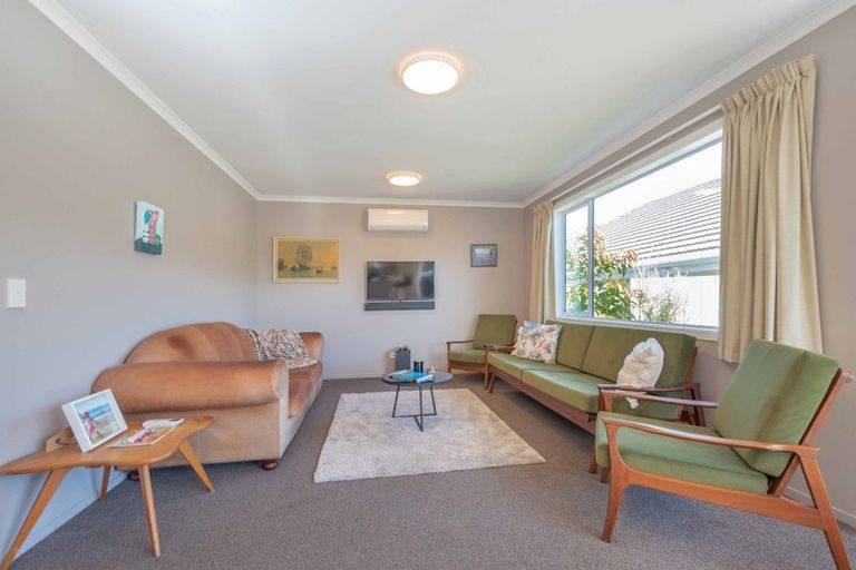 Photo of property in 10 Larsen Crescent, Tawa, Wellington, 5028