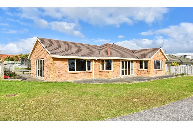 Photo of property in 14 Nicholas Gibbons Drive, Clendon Park, Auckland, 2103