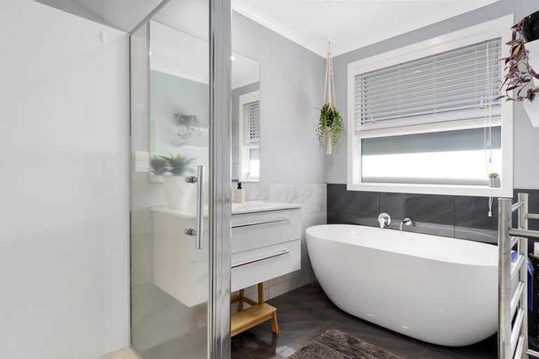 Photo of property in 17 Ballintoy Park Drive, Welcome Bay, Tauranga, 3175