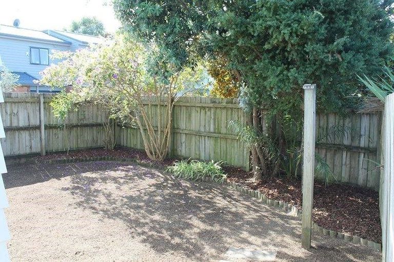 Photo of property in 4/36 West Coast Road, Glen Eden, Auckland, 0602