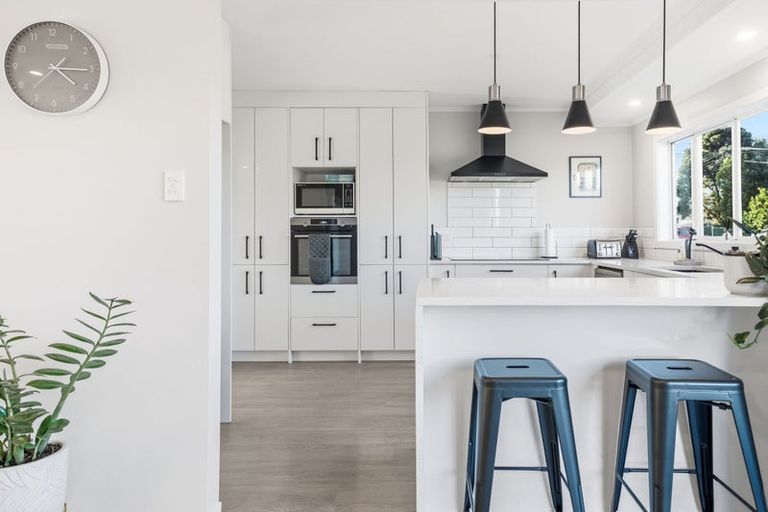 Photo of property in 6 Brouder Place, Hillpark, Auckland, 2102