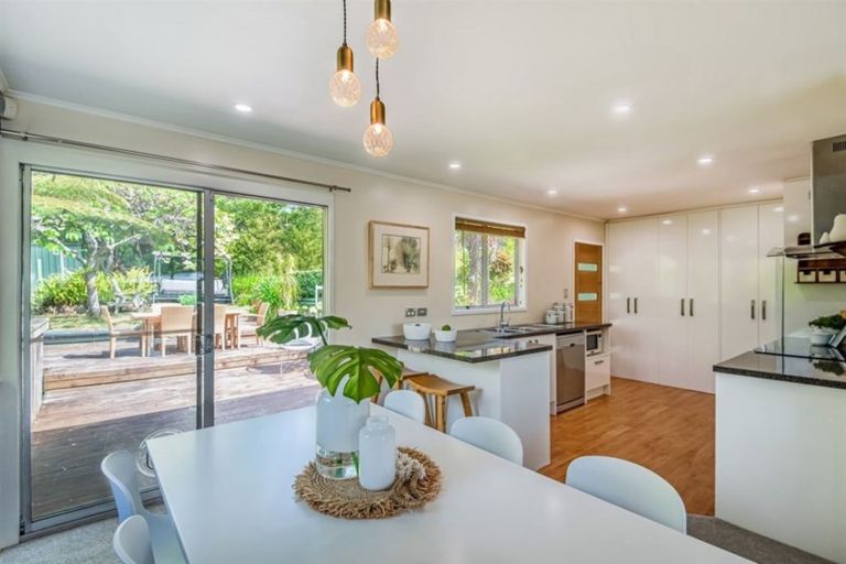 Photo of property in 26 Staincross Street, Green Bay, Auckland, 0604