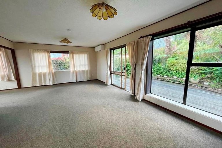 Photo of property in 2/9 Seaton Road, Murrays Bay, Auckland, 0630