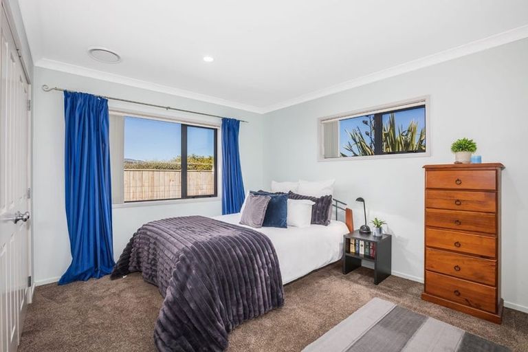 Photo of property in 5 Colin Guppy Crescent, Riverstone Terraces, Upper Hutt, 5018