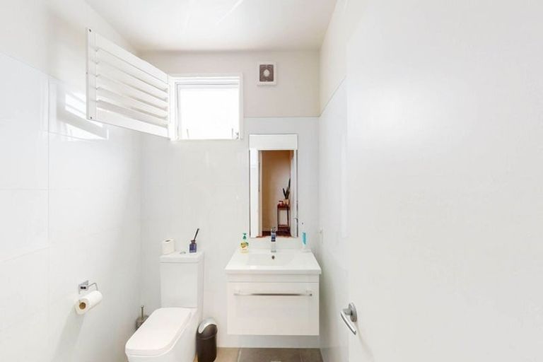 Photo of property in 1c Hungerford Road, Lyall Bay, Wellington, 6022