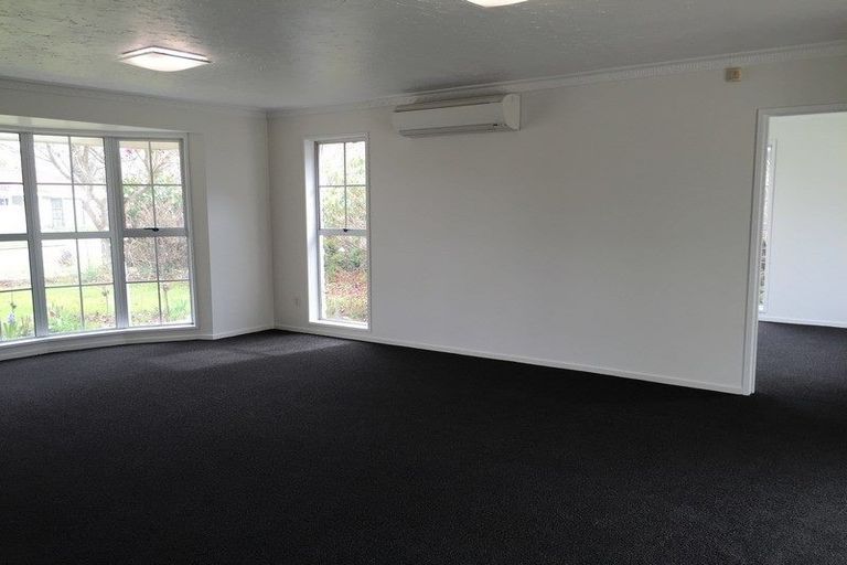 Photo of property in 17 Witbrock Crescent, Burnside, Christchurch, 8053
