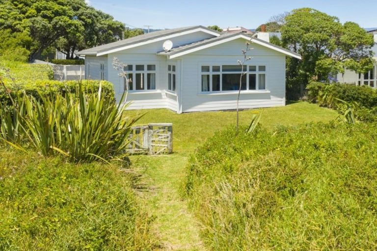 Photo of property in 37 Manly Street, Paraparaumu Beach, Paraparaumu, 5032