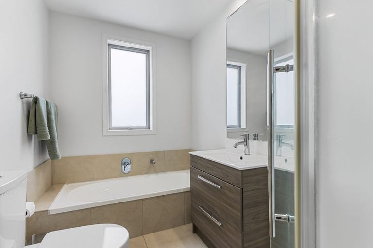 Photo of property in 32b Parr Terrace, Castor Bay, Auckland, 0620