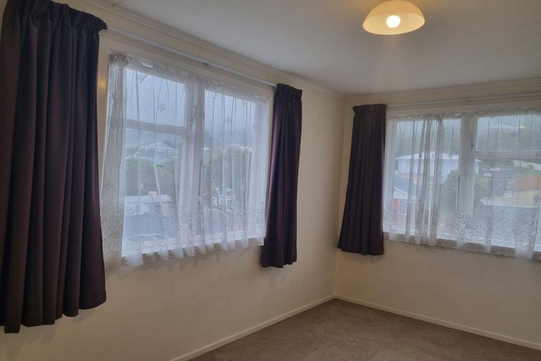 Photo of property in 1 Takapuwahia Drive, Takapuwahia, Porirua, 5022