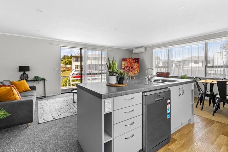 Photo of property in 12 Winstone Place, Highlands Park, New Plymouth, 4312