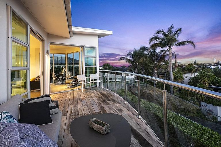 Photo of property in 32a Parr Terrace, Castor Bay, Auckland, 0620