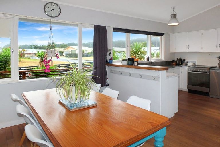 Photo of property in 22 Hennessy Street East, Foxton Beach, Foxton, 4815