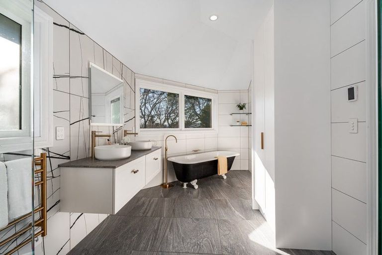 Photo of property in 50 Garden Road, Northland, Wellington, 6012