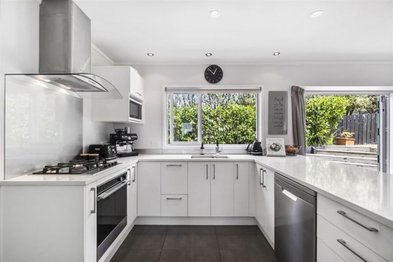 Photo of property in 2/6 Strabo Place, Windsor Park, Auckland, 0632