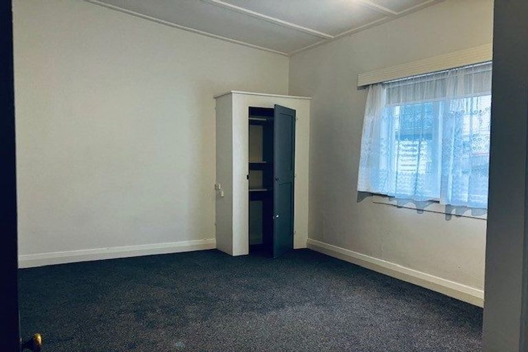 Photo of property in 70 Derwent Street, Island Bay, Wellington, 6023