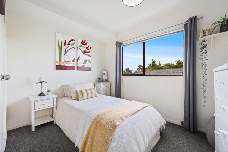 Photo of property in 2/34 Tupaki Place, Pakuranga Heights, Auckland, 2010