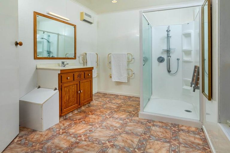 Photo of property in 13 Kiteroa Terrace, Rothesay Bay, Auckland, 0630