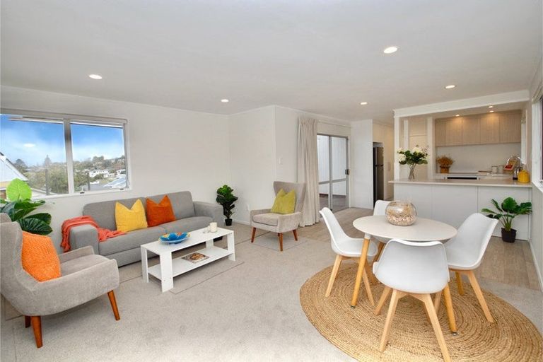 Photo of property in 1/17 Athena Drive, Totara Vale, Auckland, 0629