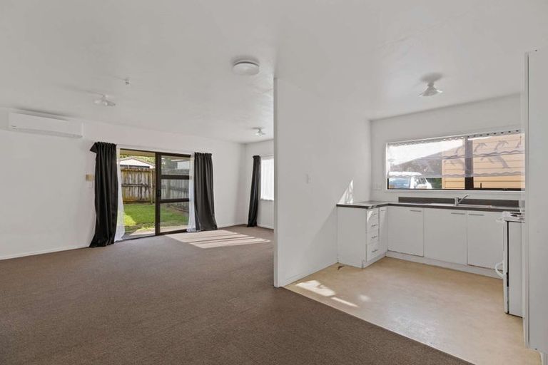 Photo of property in 399b Roscommon Road, Clendon Park, Auckland, 2103