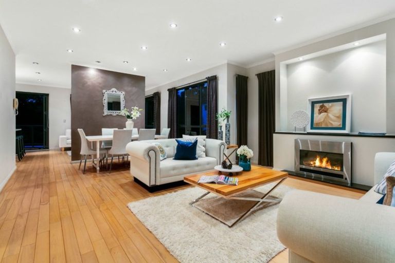 Photo of property in 19 Springvale Drive, Fairview Heights, Auckland, 0632