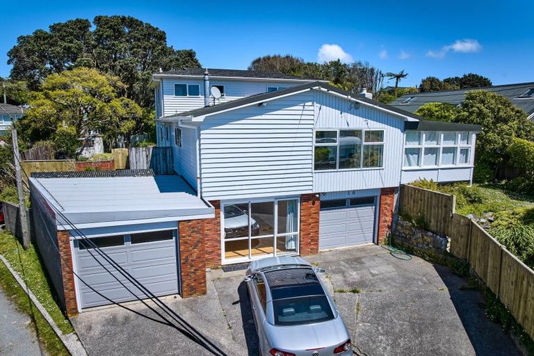 Photo of property in 18 Robert Street, Newlands, Wellington, 6037