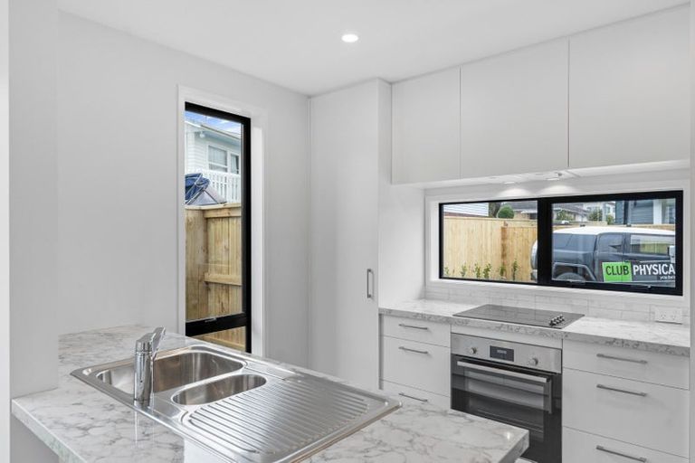 Photo of property in 66e Royal View Road, Te Atatu South, Auckland, 0610