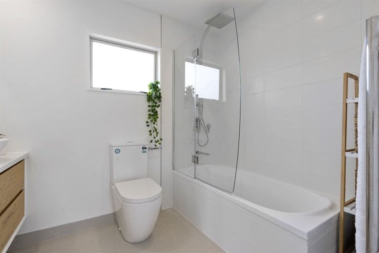 Photo of property in 2/1 Mossop Rise, Glenfield, Auckland, 0629