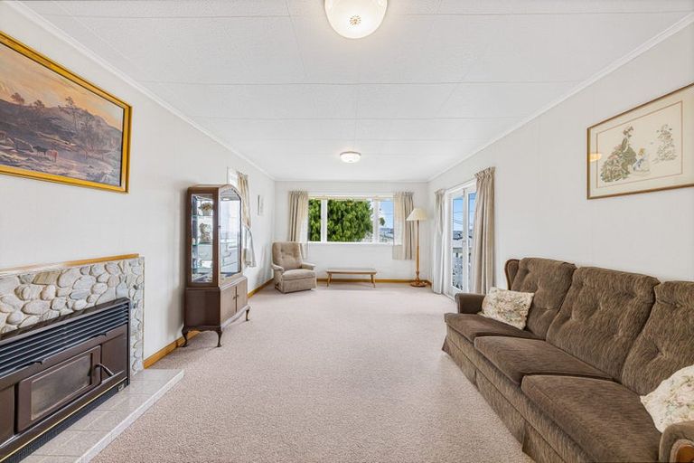 Photo of property in 5 Valron Road, Te Atatu South, Auckland, 0602