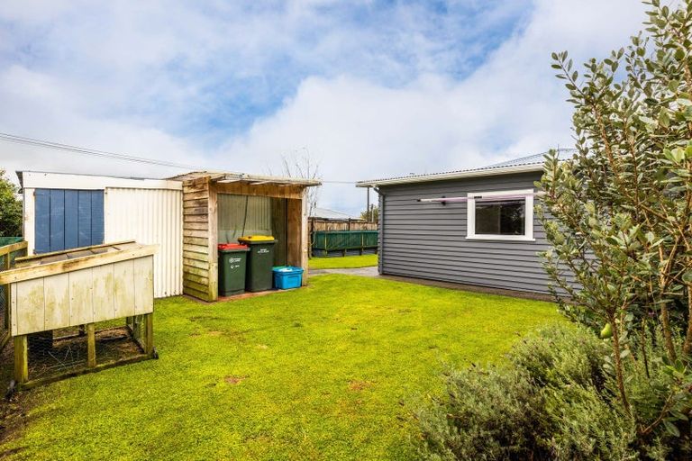 Photo of property in 18 Pukatea Street, Inglewood, 4330