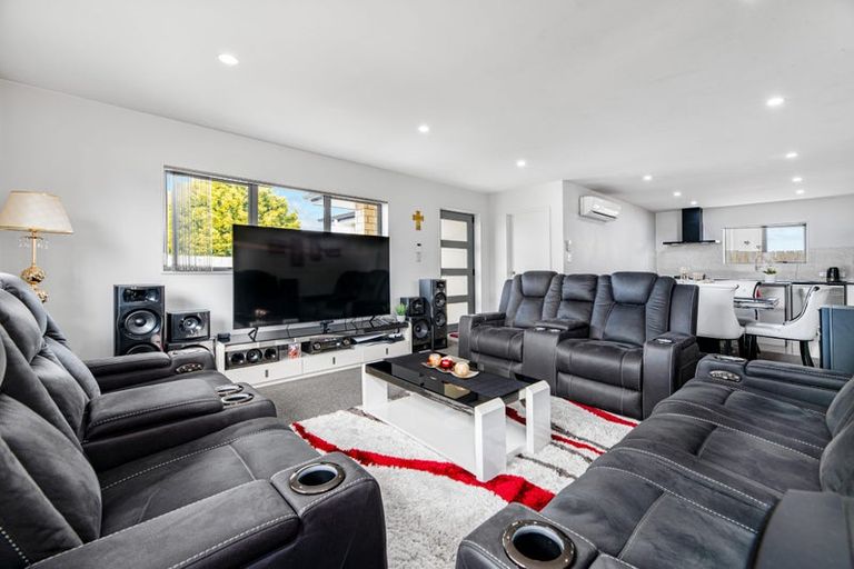 Photo of property in 110a Royal Road, Massey, Auckland, 0614