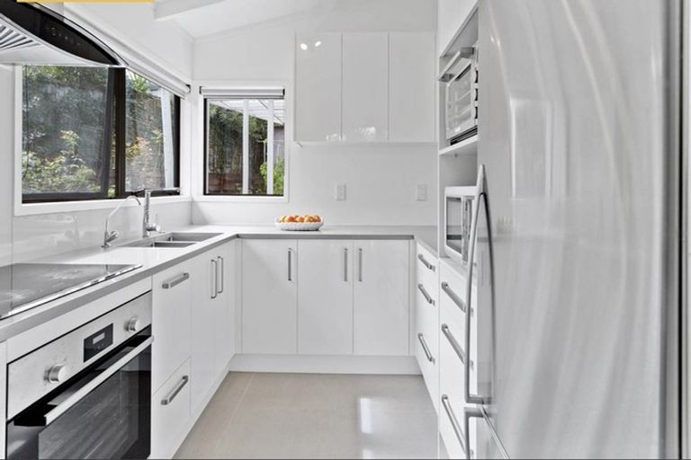 Photo of property in 30 Mannering Place, Hillcrest, Auckland, 0627