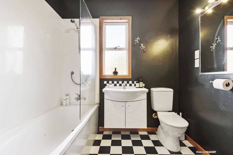 Photo of property in 9 Knoll Street, Island Bay, Wellington, 6023