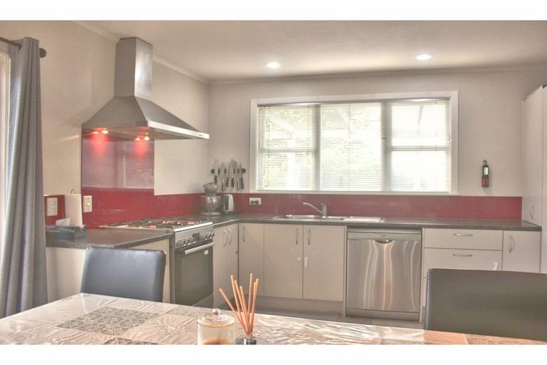 Photo of property in 23 Laura Street, Kelston, Auckland, 0602