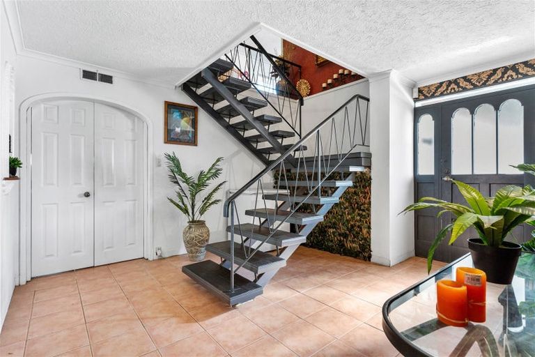 Photo of property in 36 Cascades Road, Pakuranga Heights, Auckland, 2010