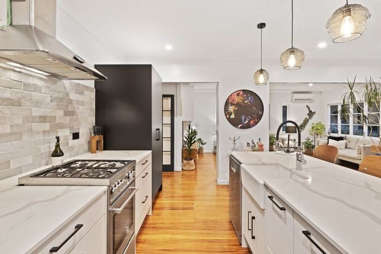 Photo of property in 24 Chatham Avenue, Paremoremo, Auckland, 0632