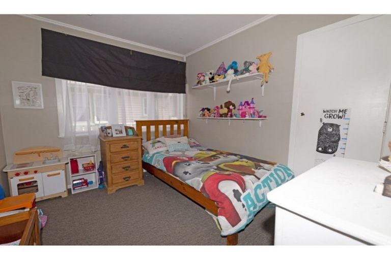 Photo of property in 14 Birdwood Road, Swanson, Auckland, 0612