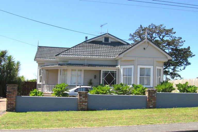Photo of property in 16 Kia Ora Road, Beach Haven, Auckland, 0626