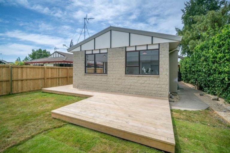 Photo of property in 2/92c Englefield Road, Northwood, Christchurch, 8051