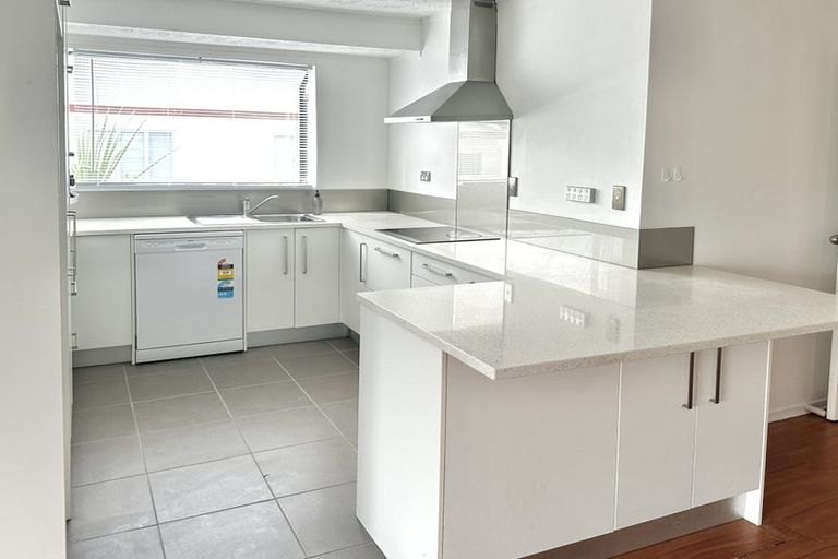 Photo of property in 2/44 Darren Crescent, Half Moon Bay, Auckland, 2012