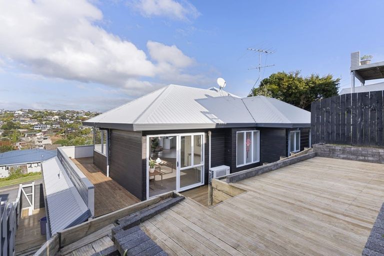Photo of property in 2/9 Colmar Road, Mellons Bay, Auckland, 2014